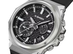 G-Steel-GST-B1000-1A 黑色表盘的倾斜视角图。