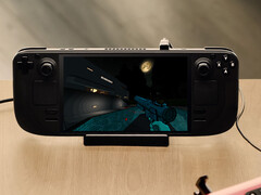 运行《王牌堕落》的 Steam Deck 设备（图片来源：Valve；已编辑）