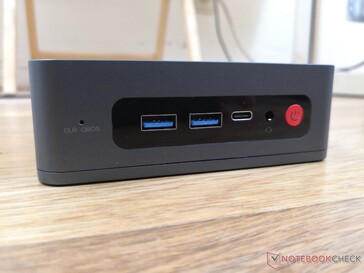 前面。USB-A 3.0，USB-C和DisplayPort，3.5毫米组合音频，电源按钮