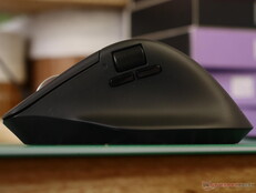 Keychron M6 8K 侧按钮。 