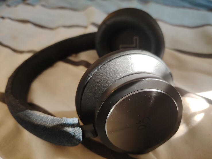 我目前使用的一套 Beoplay Portal。之前磨损的皮革头带换成了牛仔布料。(图片来源：Darryl Linington - Notebookcheck）