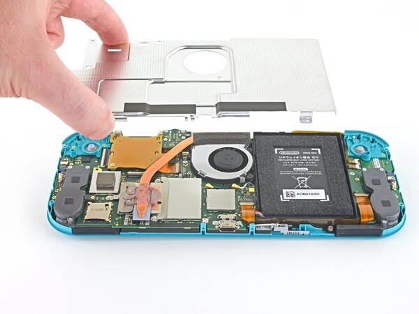 要更换任天堂 Switch Lite 的屏幕，您需要卸下背板。(图片来源：iFixit）