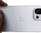 紧凑型旗舰智能手机 OnePlus 13s。(图片来源：OnePlus）