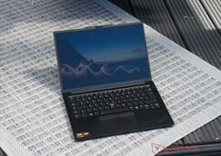联想 ThinkPad E14 G8 在户外阴凉处的使用情况