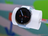 三星 Galaxy Watch 9 41 毫米款，配白色表带（如图所示）