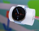 三星 Galaxy Watch 9 41 毫米款,配白色表带(如图所示)