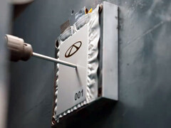 正在进行钻钉穿透测试的犀牛 S 固态电池。(图片来源：奇瑞汽车）