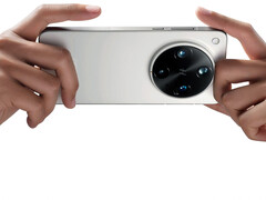 新款 Find X8 Ultra 搭载夜神五重摄像头系统。(图片来源：Oppo）