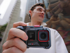 Xplorer 手柄套件与 Insta360 的 Ace Pro 和 Ace Pro 2 相机兼容。(图片来源：Insta360）