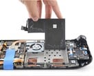iFixit 提供的 Steam Deck LCD 电池更换指南。