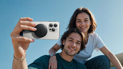 Anker MagGo USB-C 适配器可以在为 iPhone 充电的同时将文件传输到 SD 卡(图片来源:Anker)