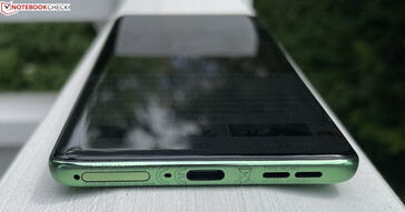 底部：SIM/ microSD 插槽、麦克风、USB-C 2.0、扬声器