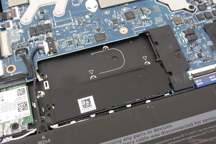 系统最多支持两个M.2 2280硬盘，就像Alienware x17一样。包括一个散热片