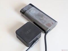 微星 65 瓦 USB-C 交流适配器与惠普 140 瓦 USB-C 交流适配器的对比