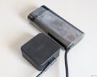 微星 65 瓦 USB-C 交流适配器与惠普 140 瓦 USB-C 交流适配器的对比