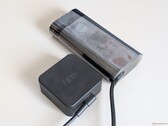 微星 65 瓦 USB-C 交流适配器与惠普 140 瓦 USB-C 交流适配器的对比