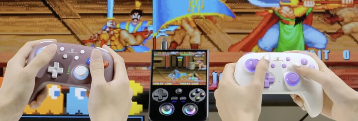 RG477V 连接到外部显示器,并连接了两个 RG P01 控制器。(图片来源:Anbernic)