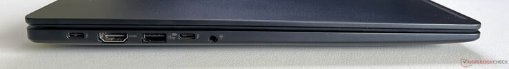 左：带 Thunderbolt 4 的 USB-C 4.0（40 GBit/s、DisplayPort、电力传输）、HDMI 2.1 TMDS、USB-A 3.2 Gen.1（5 GBit/s、供电）、带 Thunderbolt 4 的 USB-C 4.0（40 GBit/s、DisplayPort、电力传输）、3.5 mm 音频