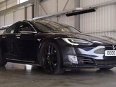AutoTrader 最新视频中的特斯拉 Model S 原装电池和电机已行驶了 43 万英里。(来源:AutoTrader UK via YouTube)