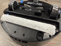 在测试中,Ecovacs Deebot T90 Pro Omni 27 厘米宽的可伸缩拖地滚筒给人留下了深刻印象。