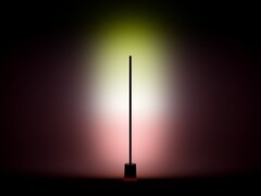 图为 Govee Floor Lamp 3 在墙上投射灯光