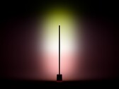图为 Govee Floor Lamp 3 在墙上投射灯光