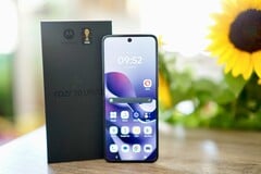 Razr 70 Ultra 的屏幕亮度可以非常高。不过,你得忍受 PWM 调光。