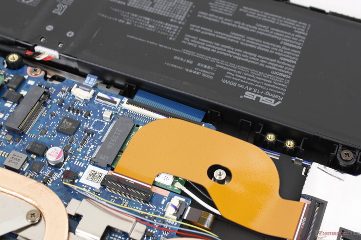 英特尔AX201的标准配置是Wi-Fi 6连接和蓝牙5.2。在与我们的Netgear RAX200测试路由器配对时，我们没有遇到任何问题。WLAN模块位于M.2 2280 SSD插槽的下方