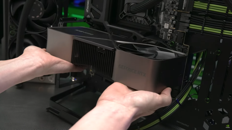 NvidiaGeForce RTX 4090被塞进主板（图片来自Nvidia）