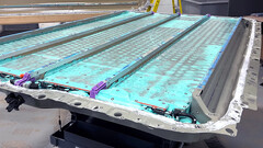 Cybertruck 的 4680 电池组(图片:Munro Live/YT)