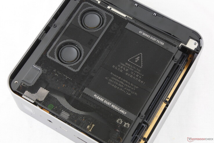 必须卸下扬声器和 PSU，才能访问内存和固态硬盘插槽