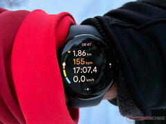 Pixel Watch 2 是为数不多的开箱即可运行 Wear OS 4 的智能手表。(图片来源：Notebookcheck）