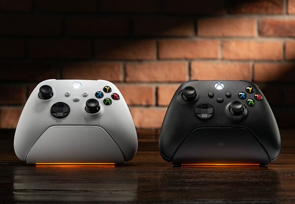 适用于 Xbox 控制器的 8BitDo Ultimate 充电底座配有可调节的 LED 充电指示灯。。