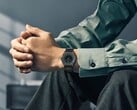 一只Citizen Eco-Drive One AR5065-54W腕表，表盘采用森林绿与黑色配色，点缀玫瑰金细节，搭配超薄黑色镀层表链。