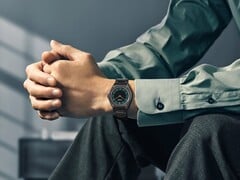 一只Citizen Eco-Drive One AR5065-54W腕表,表盘采用森林绿与黑色配色,点缀玫瑰金细节,搭配超薄黑色镀层表链。