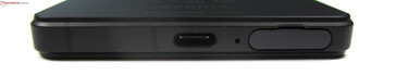 底部USB-C 3.2 Gen.1、麦克风、microSD/SIM 卡插槽
