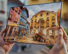 MatePad Pro Max 采用非串联式 13.2 英寸 OLED 显示屏。图：展示平板电脑屏幕的宣传图片。