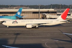 东京机场的日本航空公司飞机。(图片来源：aeroprints.com，CC BY-SA 3.0，通过维基共享资源）。