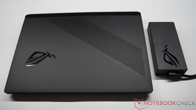 华硕 ROG Strix SCAR 18 配备 450 瓦电源