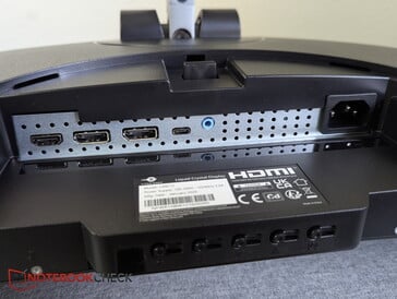 输出接口：HDMI、2个DP接口、USB-C、耳机插孔、电源接口