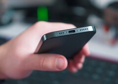 Apple iPhone 16 Pro 预计将通过 USB-C 和 MagSafe 实现更快的充电速度。(图片来源:Onur Binay)