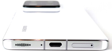底部：扬声器、麦克风、USB接口、卡槽