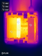 压力测试期间的华硕 NUC 14 Pro（打开底部一侧）