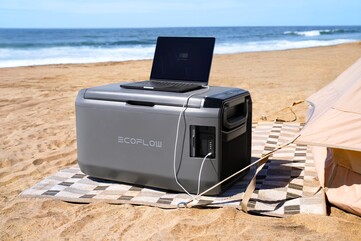 EcoFlow Glacier Classic 可通过 USB-C 端口为便携设备充电。(图片来源：EcoFlow）