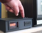 定制 3D 打印电缆盒中的 FieldStation42（图片来源：YouTube 上的 wrongdog reckons）