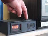 定制 3D 打印电缆盒中的 FieldStation42（图片来源：YouTube 上的 wrongdog reckons）