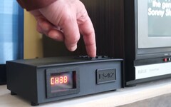 定制 3D 打印电缆盒中的 FieldStation42（图片来源：YouTube 上的 wrongdog reckons）