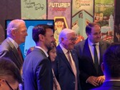 德国总统弗兰克·瓦尔特·施泰因迈尔在科隆游戏展上现身“Future? No Thanks!”展位旁