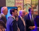 德国总统弗兰克·瓦尔特·施泰因迈尔在科隆游戏展上现身“Future? No Thanks!”展位旁