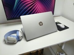 AMD 处理器性能较弱:惠普 OmniBook 3 17
